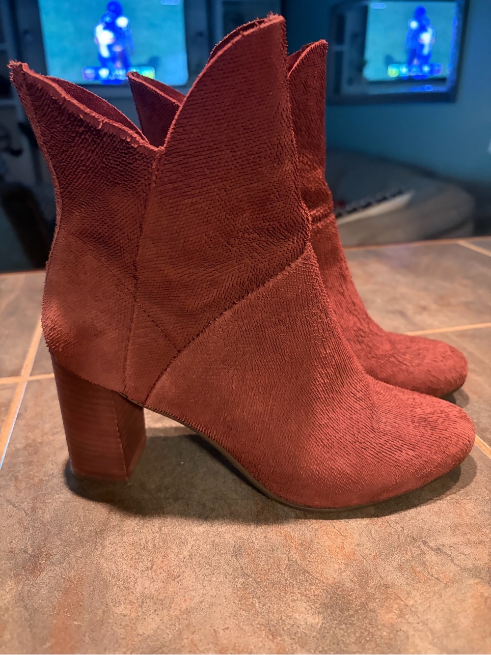 Seychelles Sculpted Scallop burgundy  textured Ankle Boots- size 8